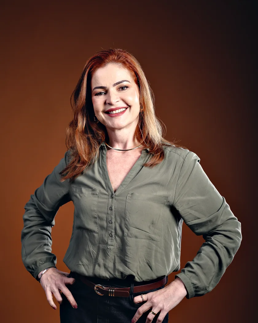 Dra. Ana Delage, ginecologista em Salvador, sorrindo, com as mãos na cintura